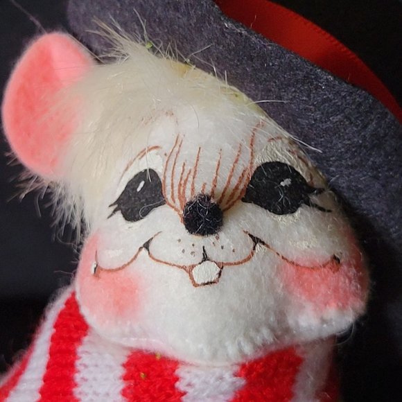 Annalee Yuletide Mouse w/ Top Hat, Scarf and Wreath 2006 - Picture 2 of 7